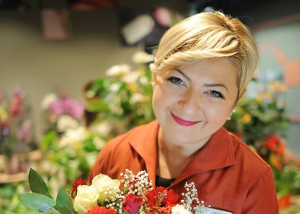 Frau mit Blumen bei Migros Tessin Signora con fiori da Migros Ticino